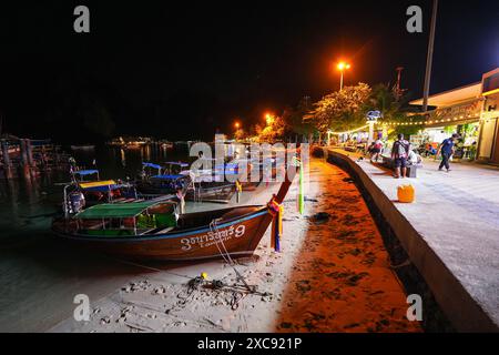 Langheckboote liegen nachts am Ton Sai Strand auf der Insel Koh Phi Phi, Provinz Krabi, Thailand Stockfoto