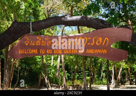 Willkommensschild zur Insel Koh Rok (Ko Rok Yai) im Mu Ko Lanta Nationalpark in der Andamanensee, Krabi Provinz, Thailand Stockfoto