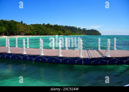 Schwimmender Ponton an einem wunderschönen Strand mit türkisfarbenem, transparentem Wasser auf der Insel Koh Rok (Ko Rok Yai) im Mu Ko Lanta Nationalpark in der Andamanensee Stockfoto