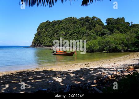 Langboot in einer kleinen Bucht der Insel Koh Rok (Ko Rok Yai) im Mu Ko Lanta Nationalpark in der Andamanensee, Provinz Krabi, Thailand Stockfoto