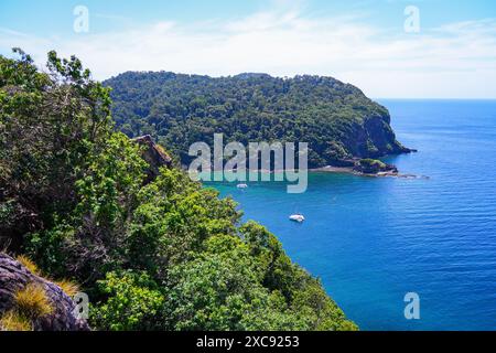 Aus der Vogelperspektive auf der Insel Koh Rok (Ko Rok Noi) im Mu Ko Lanta Nationalpark in der Andamanensee, Provinz Krabi, Thailand Stockfoto