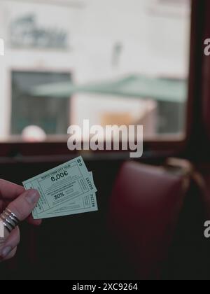 Eine Hand, die ein Ticket in einer alten Straßenbahn in porto.portugal 27.05.2024 hält Stockfoto