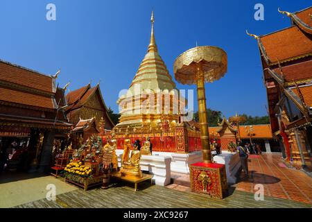 Innenhof des buddhistischen Tempels Wat Phra That Doi Suthep, der sich auf einem Berg am Rande von Chiang Mai in Nordthailand befindet - Go Stockfoto