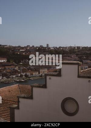 Blick auf die Stadt auf die Spitze der traditionellen alten farbenfrohen Gebäude mit roten Ziegeldächern im Viertel Ribeira in der Altstadt von Porto. Porto.Portugal. Stockfoto