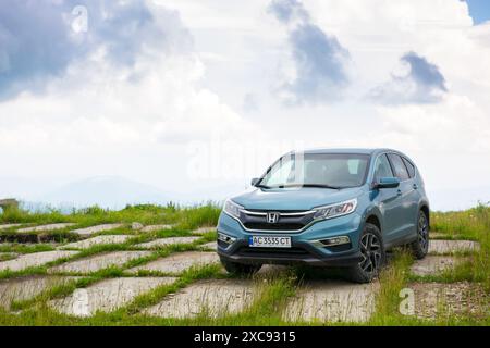 Lypovets, ukraine - 22. JUN 2019: suv auf der Betonstraße auf der Spitze des Berges glatt. Travel Country Konzept. Wunderschöne Naturlandschaft in Stockfoto