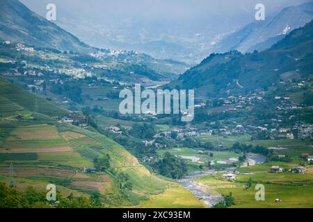 Blick auf Sapa Stadt, Lao Cai Provinz, Nordvietnam. Schlängeln Sie das grüne Tal mit Fluss und Häusern und Reisfeldern. Wunderschöne Dörfer in Sa Pa. Idealer Ort Stockfoto