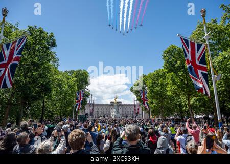 London, Großbritannien. 15. Juni 2024. Nach einem starken Regenschauer blickt die Öffentlichkeit in den Himmel, um den zeremonielle Flug über den Buckingham Palace zu sehen, an dem die Roten Pfeile nach Trooping the Colour vorbeifliegen. Mehr als 1.400 Paradesoldaten, 200 Pferde und 400 Musiker nehmen an der Zeremonie von Trooping the Colour (King's Birthday Parade) zum offiziellen Geburtstag des Souveräns Teil. Quelle: Stephen Chung / Alamy Live News Stockfoto