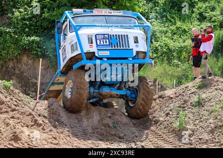 Beyendorf, Deutschland. Juni 2024. Das Team Heß fährt mit seiner IFA W50 im Gelände. Am 15.06.2024 finden die ersten Truck Trial 2024 Wettbewerbe im Magdeburg Adventure Park statt. Mehr als 20 Fahrzeuge verschiedener Fabrikmarken mit bis zu 1000 ps werden an den europäischen Truck Trial Championships teilnehmen. Die Teams kommen aus fünf EU-Ländern und werden am Wochenende um wichtige Punkte kämpfen. Quelle: Peter Gercke/dpa-Zentralbild/dpa/Alamy Live News Stockfoto