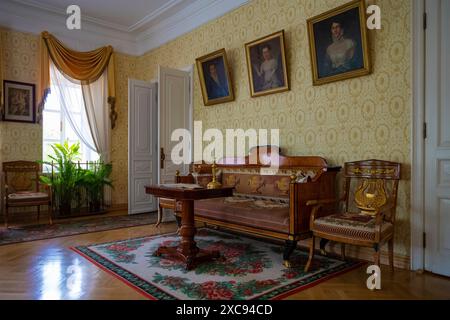 TARKHANY, RUSSLAND - 01. MAI 2024: Im Wohnzimmer des Herrenhauses des alten Tarkhany Anwesens. Museumsgut des russischen Schriftstellers M.Yu. Lermo Stockfoto