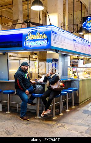 Gäste speisen in Sarita's Pupuseria, Grand Central Market Food Court, Downtown Los Angeles, Kalifornien, USA Stockfoto