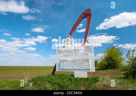 REGION SARATOW, RUSSLAND - 04. MAI 2024: Stella 'Gagarin-Feld' an einem sonnigen Maitag Stockfoto