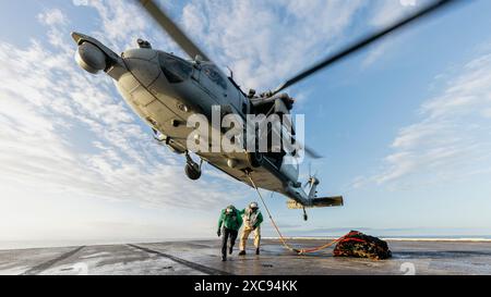 Eine MH-60S Seahawk, die der Helicopter Sea Combat Squadron (HSC) 5 zugeordnet ist, nimmt während einer vertikalen Auffüllung an Bord von Nimit Netze vom Cockpit auf Stockfoto