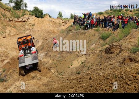 Beyendorf, Deutschland. Juni 2024. Team Truck Sport Borzym fährt mit seinem IVECO Offroad. Am 15.06.2024 finden die ersten Truck Trial 2024 Wettbewerbe im Magdeburg Adventure Park statt. Mehr als 20 Fahrzeuge verschiedener Fabrikmarken mit bis zu 1000 ps werden an den europäischen Truck Trial Championships teilnehmen. Die Teams kommen aus fünf EU-Ländern und werden am Wochenende um wichtige Punkte kämpfen. Quelle: Peter Gercke/dpa-Zentralbild/dpa/Alamy Live News Stockfoto