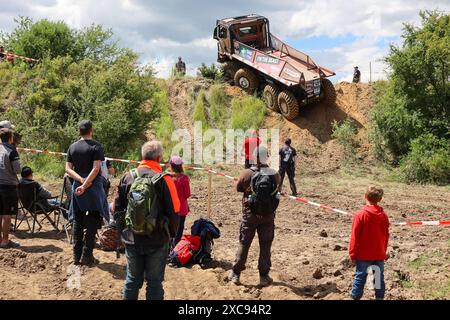 Beyendorf, Deutschland. Juni 2024. Das HS-Schoch Hardox Team fährt mit seinem 650 ps starken MANN Offroad. Die ersten Truck Trial 2024-Wettbewerbe finden am 15.06.2024 im Magdeburg Adventure Park statt. Mehr als 20 Fahrzeuge verschiedener Fabrikmarken mit bis zu 1000 ps werden an den europäischen Truck Trial Championships teilnehmen. Die Teams kommen aus fünf EU-Ländern und werden am Wochenende um wichtige Punkte kämpfen. Quelle: Peter Gercke/dpa-Zentralbild/dpa/Alamy Live News Stockfoto