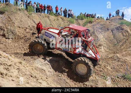 Beyendorf, Deutschland. Juni 2024. Das Team Action Lev aus Frankreich fährt mit seinem BRIMONT TL 73 im Gelände. Die ersten Truck Trial 2024-Wettbewerbe finden am 15.06.2024 im Magdeburg Adventure Park statt. Mehr als 20 Fahrzeuge verschiedener Fabrikmarken mit bis zu 1000 ps werden an der europäischen Truck Trial Championship teilnehmen. Die Teams kommen aus fünf EU-Ländern und werden am Wochenende um wichtige Punkte kämpfen. Quelle: Peter Gercke/dpa-Zentralbild/dpa/Alamy Live News Stockfoto