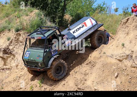 Beyendorf, Deutschland. Juni 2024. Team Heidenreich fährt mit seinem UNIMOG Offroad. Am 15.06.2024 finden die ersten Truck Trial 2024 Wettbewerbe im Magdeburg Adventure Park statt. Mehr als 20 Fahrzeuge verschiedener Fabrikmarken mit bis zu 1000 ps werden an den europäischen Truck Trial Championships teilnehmen. Die Teams kommen aus fünf EU-Ländern und werden am Wochenende um wichtige Punkte kämpfen. Quelle: Peter Gercke/dpa-Zentralbild/dpa/Alamy Live News Stockfoto