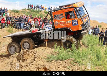 Beyendorf, Deutschland. Juni 2024. Team Truck Sport Borzym fährt mit seinem IVECO Offroad. Am 15.06.2024 finden die ersten Truck Trial 2024 Wettbewerbe im Magdeburg Adventure Park statt. Mehr als 20 Fahrzeuge verschiedener Fabrikmarken mit bis zu 1000 ps werden an den europäischen Truck Trial Championships teilnehmen. Die Teams kommen aus fünf EU-Ländern und werden am Wochenende um wichtige Punkte kämpfen. Quelle: Peter Gercke/dpa-Zentralbild/dpa/Alamy Live News Stockfoto