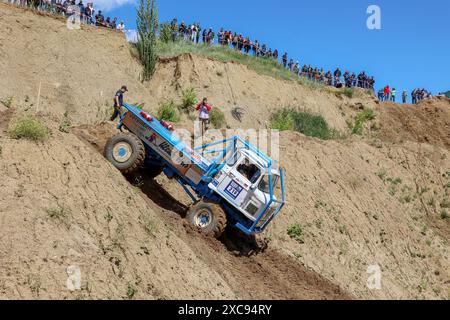 Beyendorf, Deutschland. Juni 2024. Das Team Heß fährt mit seiner IFA W50 im Gelände. Am 15.06.2024 finden die ersten Truck Trial 2024 Wettbewerbe im Magdeburg Adventure Park statt. Mehr als 20 Fahrzeuge verschiedener Fabrikmarken mit bis zu 1000 ps werden an den europäischen Truck Trial Championships teilnehmen. Die Teams kommen aus fünf EU-Ländern und werden am Wochenende um wichtige Punkte kämpfen. Quelle: Peter Gercke/dpa-Zentralbild/dpa/Alamy Live News Stockfoto