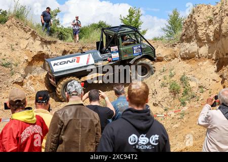 Beyendorf, Deutschland. Juni 2024. Team Heidenreich fährt mit seinem UNIMOG Offroad. Am 15.06.2024 finden die ersten Truck Trial 2024 Wettbewerbe im Magdeburg Adventure Park statt. Mehr als 20 Fahrzeuge verschiedener Fabrikmarken mit bis zu 1000 ps werden an den europäischen Truck Trial Championships teilnehmen. Die Teams kommen aus fünf EU-Ländern und werden am Wochenende um wichtige Punkte kämpfen. Quelle: Peter Gercke/dpa-Zentralbild/dpa/Alamy Live News Stockfoto