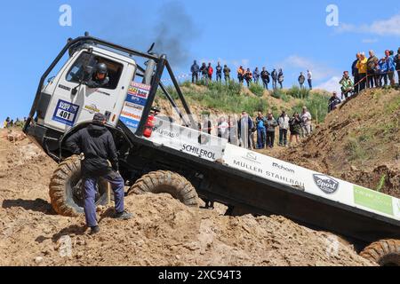 Beyendorf, Deutschland. Juni 2024. Team Truck Trial Reicher fährt mit seinem SK 3553 im Gelände. Am 15.06.2024 finden die ersten Truck Trial 2024 Wettbewerbe im Magdeburg Adventure Park statt. Mehr als 20 Fahrzeuge verschiedener Fabrikmarken mit bis zu 1000 ps werden an der europäischen Truck Trial Championship teilnehmen. Die Teams kommen aus fünf EU-Ländern und werden am Wochenende um wichtige Punkte kämpfen. Quelle: Peter Gercke/dpa-Zentralbild/dpa/Alamy Live News Stockfoto