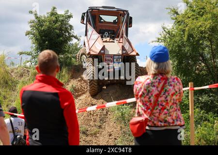 Beyendorf, Deutschland. Juni 2024. Das HS-Schoch Hardox Team fährt mit seinem 650 ps starken MANN Offroad. Die ersten Truck Trial 2024-Wettbewerbe finden am 15.06.2024 im Magdeburg Adventure Park statt. Mehr als 20 Fahrzeuge verschiedener Fabrikmarken mit bis zu 1000 ps werden an den europäischen Truck Trial Championships teilnehmen. Die Teams kommen aus fünf EU-Ländern und werden am Wochenende um wichtige Punkte kämpfen. Quelle: Peter Gercke/dpa-Zentralbild/dpa/Alamy Live News Stockfoto