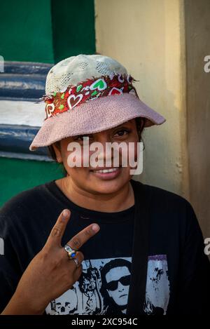 Eine junge Frau lächelt und zeigt ein Siegeszeichen, Leon, Nicaragua Stockfoto
