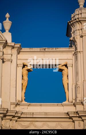 Detail mit einheimischen Figuren auf dem Dach der Kathedrale von Leon, die zum UNESCO-Weltkulturerbe gehört und im 18. Jahrhundert in einem spanischen Barock-Kolonialstall erbaut wurde Stockfoto