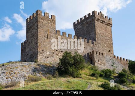 Mittelalterliches Konsularschloss in der alten genuesischen Festung an einem sonnigen Maitag. Sudak, Krim Stockfoto