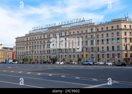 ST. PETERSBURG, RUSSLAND - 2. JUNI 2024: Oktyabrskaya Hotel an einem sonnigen Juni Morgen Stockfoto