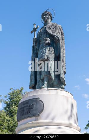 PSKOW, RUSSLAND – 11. JUNI 2024: Heilige Großherzogin Olga mit ihrem Enkel Prinz Wladimir. Denkmal im historischen Zentrum von Pskov Stockfoto