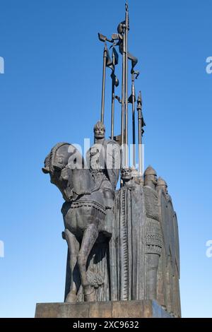 PSKOW, RUSSLAND - 11. JUNI 2024: Denkmal "Eisschlacht" vor dem Hintergrund des blauen Himmels an einem sonnigen Tag. Berg Sokolikha Stockfoto