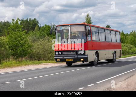 PSKOW REGION, RUSSLAND - 12. JUNI 2024: Alter ungarischer Bus Ikarus 256,54 auf der Autobahn an einem Junitag Stockfoto