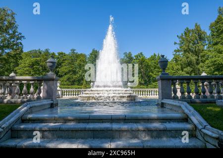 PETRODVORETS, RUSSLAND - 13. JUNI 2024: Der Pyramidenbrunnen an einem Juninachmittag. Schloss- und Parkkomplex des Peterhofs Stockfoto