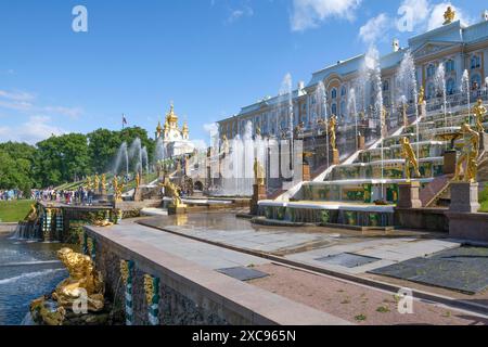 PETRODVORETS, RUSSLAND - 13. JUNI 2024: Große Wasserkaskade des Peterhof-Palastes und des Parks an einem sonnigen Juni-Tag Stockfoto