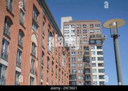 Katharinenhof im Uferpalais, ehemalige Schultheiß-Brauerei, rechts Wohnhochhaus Eiswerderstraße, Wasserstadt Spandau, Hakenfelde, Spandau, Berlin, Deu Stockfoto