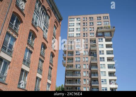 Katharinenhof im Uferpalais, ehemalige Schultheiß-Brauerei, rechts Wohnhochhaus Eiswerderstraße, Wasserstadt Spandau, Hakenfelde, Spandau, Berlin, Deu Stockfoto