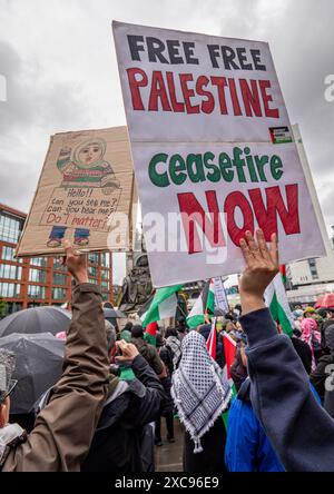 Manchester, Großbritannien. Juni 2024. Das freie Palästina und der Waffenstillstand unterzeichnen nun bei heftigem Regen in Manchester im Gazastreifen-Krieg. Demonstranten marschierten vom Petersplatz durch das Stadtzentrum. Auf Transparenten wurden Nachrichten geschrieben, in denen Israel aufgefordert wurde, politische Gefangene aus Palästina zu befreien und die Barclays Bank zu kritisieren. Quelle: GaryRobertsphotography/Alamy Live News Stockfoto