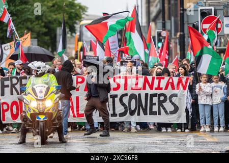 Manchester, Großbritannien. Juni 2024. Palästina Gaza-Krieg Proteste in Manchester Großbritannien bei starkem Regen. Demonstranten marschierten vom Petersplatz durch das Stadtzentrum. Auf Transparenten wurden Nachrichten geschrieben, in denen Israel aufgefordert wurde, politische Gefangene aus Palästina zu befreien und die Barclays Bank zu kritisieren. Quelle: GaryRobertsphotography/Alamy Live News Stockfoto