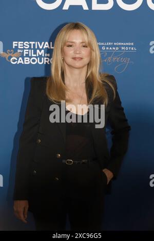 Cabourg, Frankreich. Juni 2024. Virginie Efira ist beim Fotoaufruf der Jurymitglieder in Cabourg, Frankreich, zu sehen. Quelle: Gerard Crossay. Stockfoto