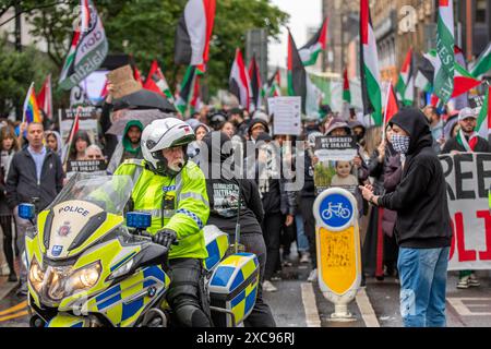 Manchester, Großbritannien. Juni 2024. Palästina Gaza-Krieg Proteste in Manchester Großbritannien bei starkem Regen. Demonstranten marschierten vom Petersplatz durch das Stadtzentrum. Auf Transparenten wurden Nachrichten geschrieben, in denen Israel aufgefordert wurde, politische Gefangene aus Palästina zu befreien und die Barclays Bank zu kritisieren. Quelle: GaryRobertsphotography/Alamy Live News Stockfoto