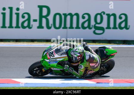 (22) Alex Lowes aus dem Vereinigten Königreich Kawasaki Racing Team World SBK fährt Kawasaki ZX-10RR während der FIM Motul Superbike World Championship - Tissot Superpole Race 1 der Emilia Romagna Round am 15. Juni 2024 auf dem Marco Simoncelli World Circuit in Misano Adriatico, Rimini, Italien. Quelle: Roberto Tommasini/Alamy Live News Stockfoto