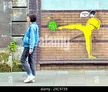 Glasgow, Schottland, Großbritannien. 15. Juni 2024: Vogelgrippe und Coronavirus Kunstgemälde vor der neuen Pandemie mit einer Kick IT Out-Botschaft. Credit Gerard Ferry /Alamy Live News Stockfoto