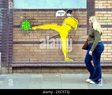 Glasgow, Schottland, Großbritannien. 15. Juni 2024: Vogelgrippe und Coronavirus Kunstgemälde vor der neuen Pandemie mit einer Kick IT Out-Botschaft. Credit Gerard Ferry /Alamy Live News Stockfoto