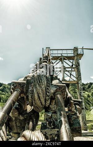 Alte goldene, schäbige Brücke unter den hellen Sonnenlichtern. Perspektivische Ansicht von unten Stockfoto