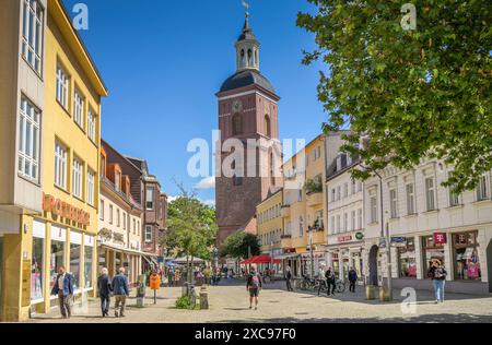 Fußgängerzone, Einkaufstraße, Carl-Schurz-Straße, Nikolaikirche, Altstadt, Spandau, Berlin, Deutschland Stockfoto