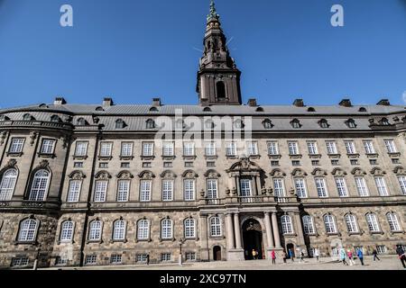 Christiansborg Palace Dänisch: Christiansborg Slot ist ein Palast und Regierungsgebäude auf der Insel Slotsholmen im Zentrum von Kopenhagen. Es ist Sitz des dänischen Parlaments Folketinget am Donnerstag, den 13. Juni 2024 Kopenhagen Christiansborg Slotsplads Dänemark Copyright: XKristianxTuxenxLadegaardxBergx 2E6A7675 Stockfoto