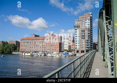 Havel, Hochhaus, Katharinenhof im Uferpalais, ehemalige Schultheiß-Brauerei, Wasserstadt Spandau, Hakenfelde, Spandau, Berlin, Deutschland Stockfoto