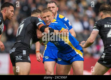 Leeds Rhinos' Mikolaj Oledzki (rechts) wurde im MKM Stadium Kingston upon Hull von Cam Scott während des Spiels der Betfred Super League angegriffen. Bilddatum: Samstag, 15. Juni 2024. Stockfoto