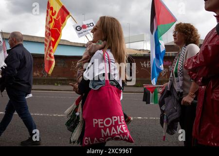 Glasgow, Großbritannien. Juni 2024. Pro-Palästina-Kundgebung durch die Stadt, organisiert von Stop the war (Scotland) Coalition, mit Sprechern, die am 15. Juni 2024 in Glasgow, Schottland, in Queen’s Park enden, darunter der ehemalige Premierminister Humza Yousaf SNP und der Rektor der Glasgow University, Ghassan Abu Sitta, in Glasgow, Schottland. Foto: Jeremy Sutton-Hibbert/ Alamy Live News Stockfoto