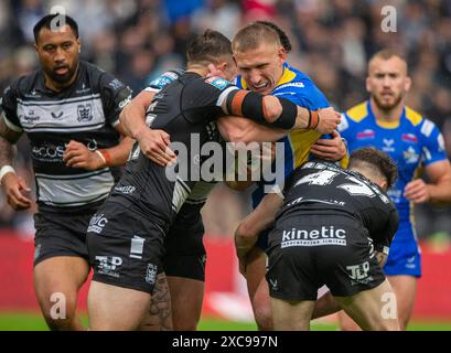 Leeds Rhinos' Mikolaj Oledzki (rechts) wurde im MKM Stadium Kingston upon Hull von Cam Scott während des Spiels der Betfred Super League angegriffen. Bilddatum: Samstag, 15. Juni 2024. Stockfoto